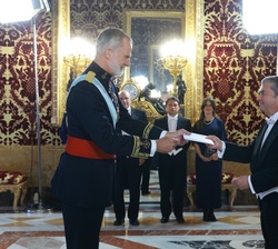 Su Majestad el Rey recibe la Credencial de Juan Antonio Coloma Correa, embajador de la República de Chile